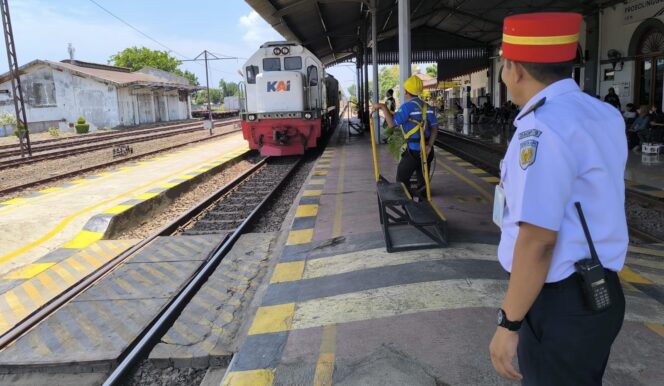 
					MENINGKAT: Suasana keberangkatan Kereta Api (KA) di Stasiun Probolinggo. (istimewa)