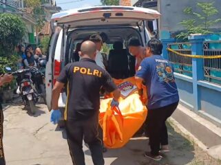 EVAKUASI: Petugas kepolisian dan tim medis RSUD dr. Moh. Saleh Kota Probolinggo, mengevakuasi jenazah korban ke ambulans. (foto: Hafiz Rozani)
