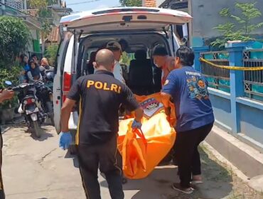 EVAKUASI: Petugas kepolisian dan tim medis RSUD dr. Moh. Saleh Kota Probolinggo, mengevakuasi jenazah korban ke ambulans. (foto: Hafiz Rozani)
