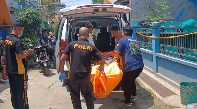 EVAKUASI: Petugas kepolisian dan tim medis RSUD dr. Moh. Saleh Kota Probolinggo, mengevakuasi jenazah korban ke ambulans. (foto: Hafiz Rozani)
