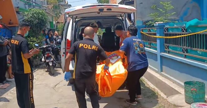 
					EVAKUASI: Petugas kepolisian dan tim medis RSUD dr. Moh. Saleh Kota Probolinggo, mengevakuasi jenazah korban ke ambulans. (foto: Hafiz Rozani)
