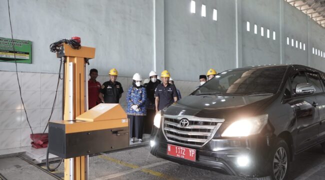 Kendaraan di Lumajang sedang diuji emisi (Foto: Istimewa).
