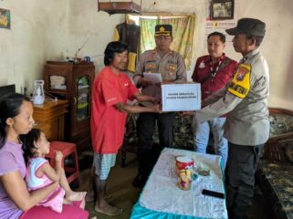 PEDULI: Jajaran Polsek Sukapura, Polres Probolinggo, saat memberikan tali asih kepada keluarga anak berkebutuhan khusus, INS. (foto: Bag. Humas Polres Probolinggo).
