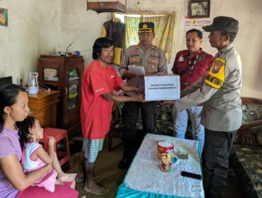 PEDULI: Jajaran Polsek Sukapura, Polres Probolinggo, saat memberikan tali asih kepada keluarga anak berkebutuhan khusus, INS. (foto: Bag. Humas Polres Probolinggo).
