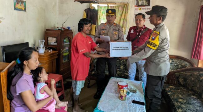 PEDULI: Jajaran Polsek Sukapura, Polres Probolinggo, saat memberikan tali asih kepada keluarga anak berkebutuhan khusus, INS. (foto: Bag. Humas Polres Probolinggo).
