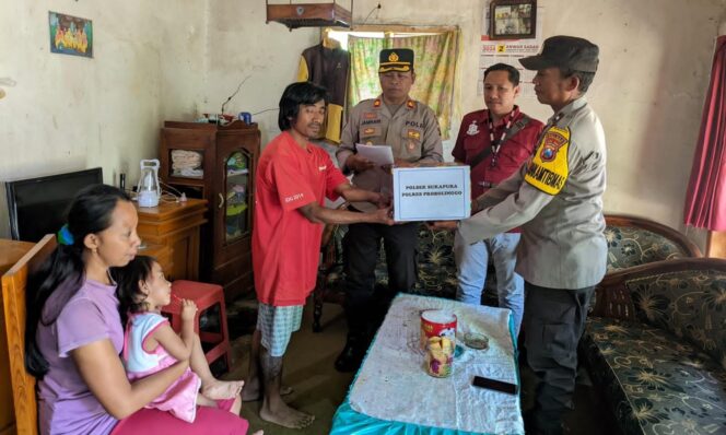 
					PEDULI: Jajaran Polsek Sukapura, Polres Probolinggo, saat memberikan tali asih kepada keluarga anak berkebutuhan khusus, INS. (foto: Bag. Humas Polres Probolinggo).
