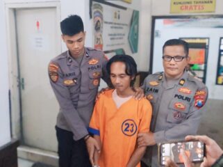 DITANGKAP: Maling uang kotak amal masjid, Muhammad Candra (mengenakan baju oranye) saat digelandang petugas Polres Probolinggo Kota. (foto: Hafiz Rozani).
