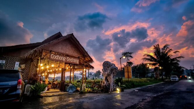 
					Warung Godhong Gedhang.
