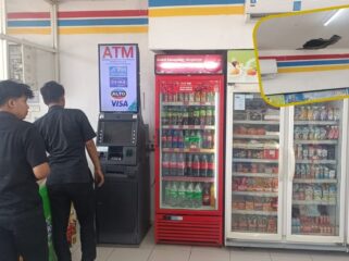 DISATRONI MALING: Mesin ATM di dalam toko yang dirusak pelaku. Insert: Plafon toko waralaba yang dijebol sebagai akses masuk pelaku. (foto: Hafiz Rozani).