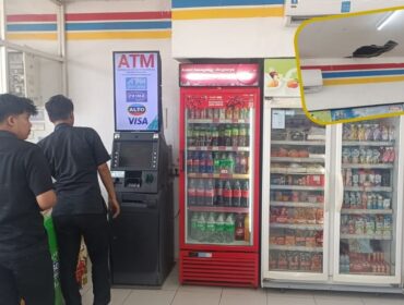 DISATRONI MALING: Mesin ATM di dalam toko yang dirusak pelaku. Insert: Plafon toko waralaba yang dijebol sebagai akses masuk pelaku. (foto: Hafiz Rozani).