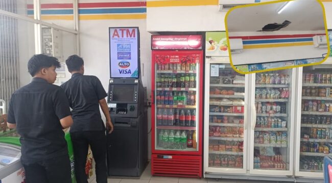 DISATRONI MALING: Mesin ATM di dalam toko yang dirusak pelaku. Insert: Plafon toko waralaba yang dijebol sebagai akses masuk pelaku. (foto: Hafiz Rozani).