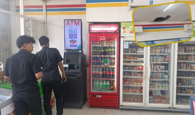 
					DISATRONI MALING: Mesin ATM di dalam toko yang dirusak pelaku. Insert: Plafon toko waralaba yang dijebol sebagai akses masuk pelaku. (foto: Hafiz Rozani).