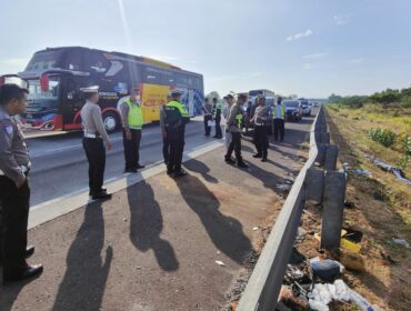 OLAH TKP: Dirlantas Polda Jatim dan Polres Pasuruan Kota gelar olah TKP pasca kecelakaan yang melibatkan minibus dan truk di ruas Tol Paspro. (foto: Moh. Rois).