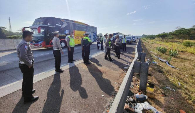 
					OLAH TKP: Dirlantas Polda Jatim dan Polres Pasuruan Kota gelar olah TKP pasca kecelakaan yang melibatkan minibus dan truk di ruas Tol Paspro. (foto: Moh. Rois).