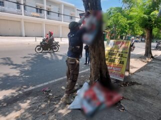 DICOPOT: Petugas Satpol PP saat menertibkan APK di Jalan Cokroaminoto, Kota Probolinggo. (foto paslon di blur)
