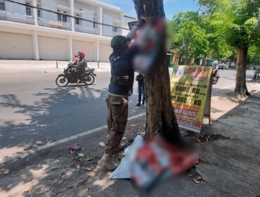 DICOPOT: Petugas Satpol PP saat menertibkan APK di Jalan Cokroaminoto, Kota Probolinggo. (foto paslon di blur)
