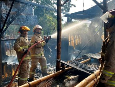 TERBAKAR: Petugas Damkar Kota Probolinggo melakukan pemadaman kandang sapi yang dilalap si jago merah. (foto: istimewa)