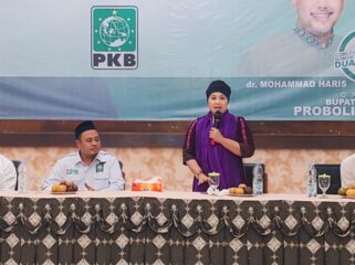 KAMPANYE: Calon Gubernur Jawa Timur, Luluk Nur Hamidah disampingi Lora Fahmi, saat menyampaikan program kerjanya kepada para simpatisan. (foto: Hafiz Rozani).
