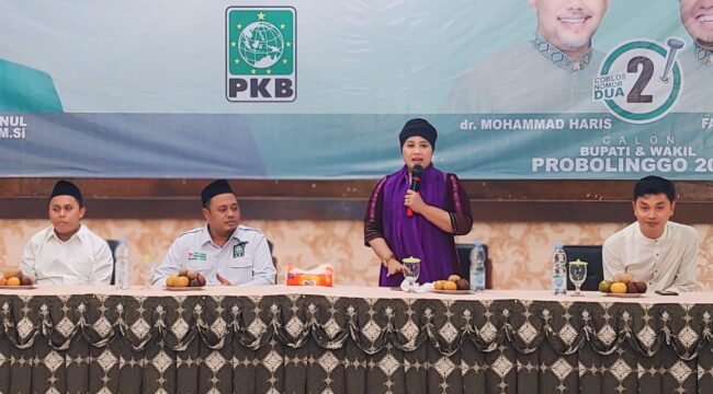 KAMPANYE: Calon Gubernur Jawa Timur, Luluk Nur Hamidah disampingi Lora Fahmi, saat menyampaikan program kerjanya kepada para simpatisan. (foto: Hafiz Rozani).
