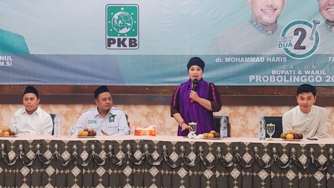 
					KAMPANYE: Calon Gubernur Jawa Timur, Luluk Nur Hamidah disampingi Lora Fahmi, saat menyampaikan program kerjanya kepada para simpatisan. (foto: Hafiz Rozani).
