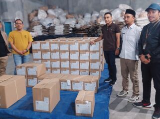 TIBA: KPU, Bawaslu dan Forkopimda mengecek surat suara yang baru tiba di Kota Probolinggo. (foto: Hafiz Rozani)