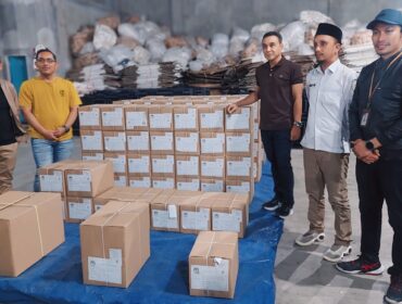 TIBA: KPU, Bawaslu dan Forkopimda mengecek surat suara yang baru tiba di Kota Probolinggo. (foto: Hafiz Rozani)