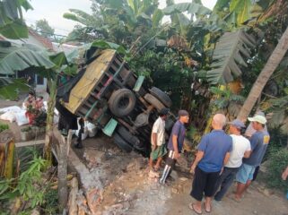 Kecelakaan lalu lintas terjadi di Jalan Raya Desa Sukosari, Kecamatan Jatiroto, Kabupaten Lumajang.