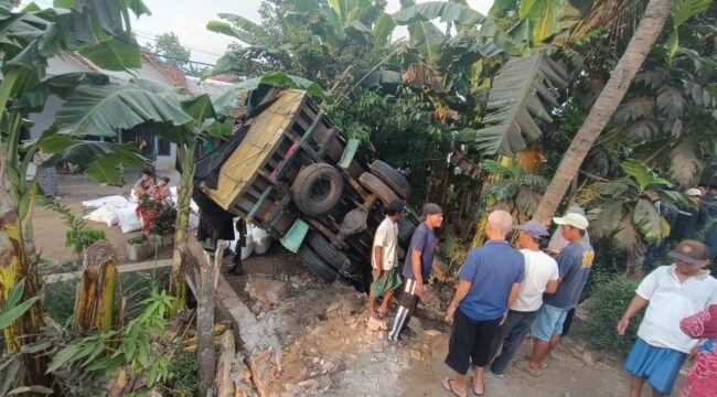 Kecelakaan lalu lintas terjadi di Jalan Raya Desa Sukosari, Kecamatan Jatiroto, Kabupaten Lumajang.