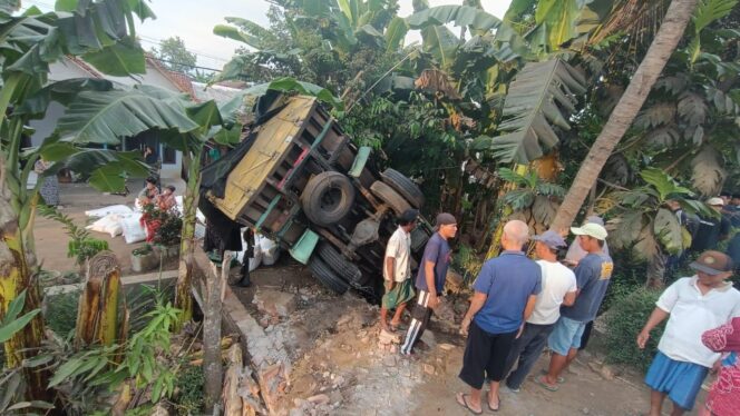 
					Kecelakaan lalu lintas terjadi di Jalan Raya Desa Sukosari, Kecamatan Jatiroto, Kabupaten Lumajang.