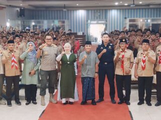 GEMPUR ROKOK ILEGAL: Pj. Wali Kota, M. Taufik Kurniawan (tengah), perwakilan Bea Cukai Probolinggo dan Pramuka foto bersama usai sosialisasi gempur rokok ilegal. (foto: Hafiz Rozani).
