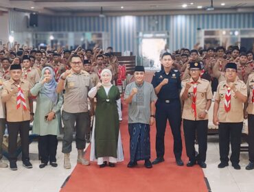 GEMPUR ROKOK ILEGAL: Pj. Wali Kota, M. Taufik Kurniawan, perwakilan Bea Cukai Probolinggo dan Pramuka foto bersama usai sosialisasi gempur rokok ilegal. (foto: Hafiz Rozani).
