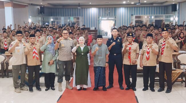 GEMPUR ROKOK ILEGAL: Pj. Wali Kota, M. Taufik Kurniawan, perwakilan Bea Cukai Probolinggo dan Pramuka foto bersama usai sosialisasi gempur rokok ilegal. (foto: Hafiz Rozani).
