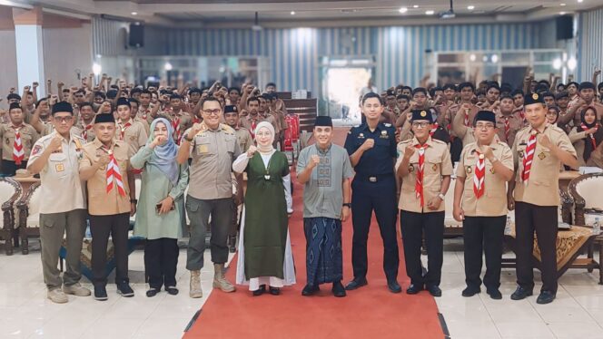 
					GEMPUR ROKOK ILEGAL: Pj. Wali Kota, M. Taufik Kurniawan (tengah), perwakilan Bea Cukai Probolinggo dan Pramuka foto bersama usai sosialisasi gempur rokok ilegal. (foto: Hafiz Rozani).
