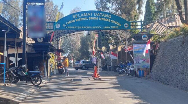 TIKET MASUK: Pos pintu masuk kawasan wisata Gunung Bromo via Dusun Cemorolawang, Desa Ngadisari, Kecamatan Sukapura, Kabupaten Probolinggo. (foto: Hafiz Rozani).
