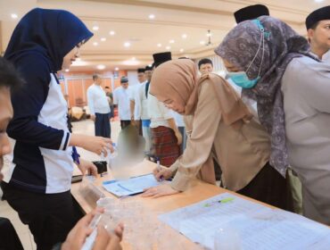 CEGAH NARKOBA: Suasana tes urine bagi ASN yang digelar Pemkot Probolinggo. (foto:  Diskominfo Kota Probolinggo).