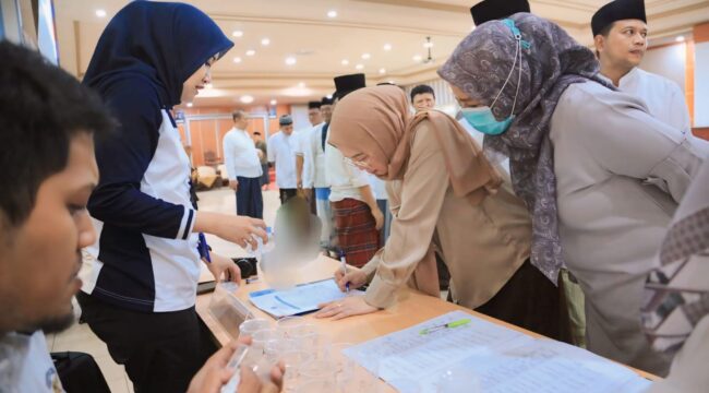 CEGAH NARKOBA: Suasana tes urine bagi ASN yang digelar Pemkot Probolinggo. (foto:  Diskominfo Kota Probolinggo).