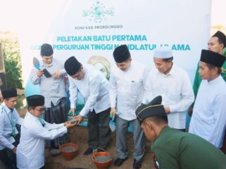 BATU PERTAMA: Peletakan batu pertama pembangunan gedung PTNU di Desa Muneng, Kecamatan Sumberasih, Kabupaten Probolinggo. (foto: LTNU Kab. Probolinggo). 
