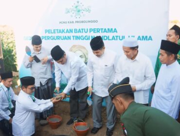 BATU PERTAMA: Peletakan batu pertama pembangunan gedung PTNU di Desa Muneng, Kecamatan Sumberasih, Kabupaten Probolinggo. (foto: LTNU Kab. Probolinggo). 
