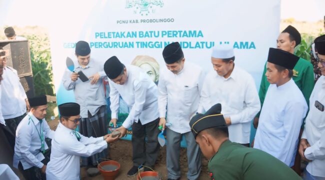 BATU PERTAMA: Peletakan batu pertama pembangunan gedung PTNU di Desa Muneng, Kecamatan Sumberasih, Kabupaten Probolinggo. (foto: LTNU Kab. Probolinggo). 
