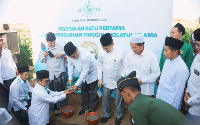 
					BATU PERTAMA: Peletakan batu pertama pembangunan gedung PTNU di Desa Muneng, Kecamatan Sumberasih, Kabupaten Probolinggo. (foto: LTNU Kab. Probolinggo). 
