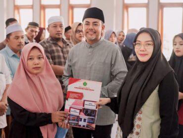 KULIAH GRATIS: Gus Haris (tengah) saat menyerahkan beasiswa KIP Kuliah kepada mahasiswa didampingi Ketua STIH Zainul Hasan Genggong Kraksaan, Ning Hus. (foto: Istimewa)
