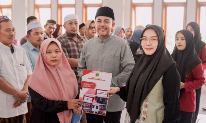 
					KULIAH GRATIS: Gus Haris (tengah) saat menyerahkan beasiswa KIP Kuliah kepada mahasiswa didampingi Ketua STIH Zainul Hasan Genggong Kraksaan, Ning Hus. (foto: Istimewa)
