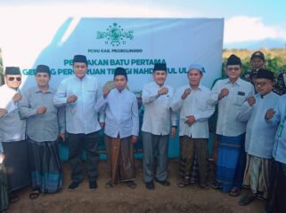 KOMPAK: Pengurus PCNU Kabupaten Probolinggo, delegasi Pemkab Probolinggo dan pihak terkait lainnya, foto bersama usai peletakan batu pertama gedung PTNU. (foto: PTNU Kab. Probolinggo).