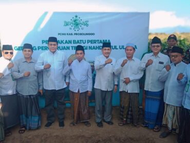 KOMPAK: Pengurus PCNU Kabupaten Probolinggo, delegasi Pemkab Probolinggo dan pihak terkait lainnya, foto bersama usai peletakan batu pertama gedung PTNU. (foto: PTNU Kab. Probolinggo).