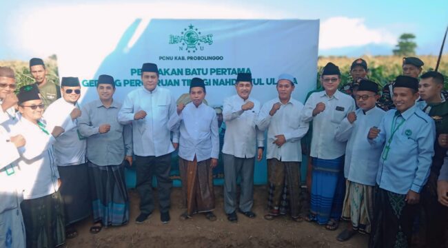 KOMPAK: Pengurus PCNU Kabupaten Probolinggo, delegasi Pemkab Probolinggo dan pihak terkait lainnya, foto bersama usai peletakan batu pertama gedung PTNU. (foto: PTNU Kab. Probolinggo).