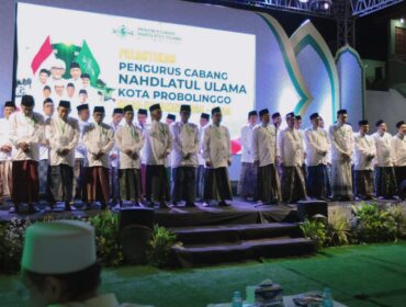 ERA BARU: Pelantikan PCNU Kota Probolinggo masa khidmat 2024-2029 di PP Raudlatul Muttaqien Triwung Lor, Sabtu (26/10/24) malam. (foto: M. Rizal Wahyudi).