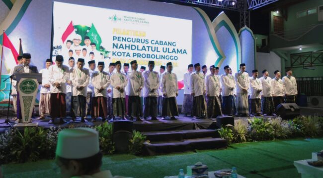 ERA BARU: Pelantikan PCNU Kota Probolinggo masa khidmat 2024-2029 di PP Raudlatul Muttaqien Triwung Lor, Sabtu (26/10/24) malam. (foto: M. Rizal Wahyudi).