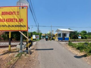 BARU: Pos perlintasan KA di Jalan Amir Hamzah, Kota Probolinggo, yang baru selesai dibangun. (foto: Hafiz Rozani).
