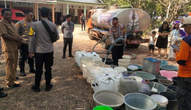 
					DROPING AIR : Anggota Polres Probolinggo Kota saat mengisi air ke jerigen milik warga Desa Sumberkramat, Kecamatan Tongas. (foto : istimewa)
