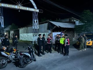 DITINGKATKAN: Sejumlah anggota Polres Probolinggo sedang melakukan patroli malam saat kampanye Pilkada Serentak 2024. (foto: Ali Ya'lu)